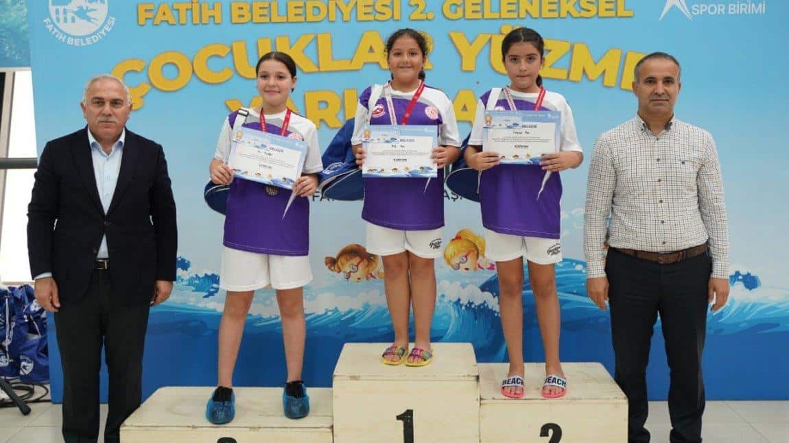 Çocuklar Yüzme Yarışması 